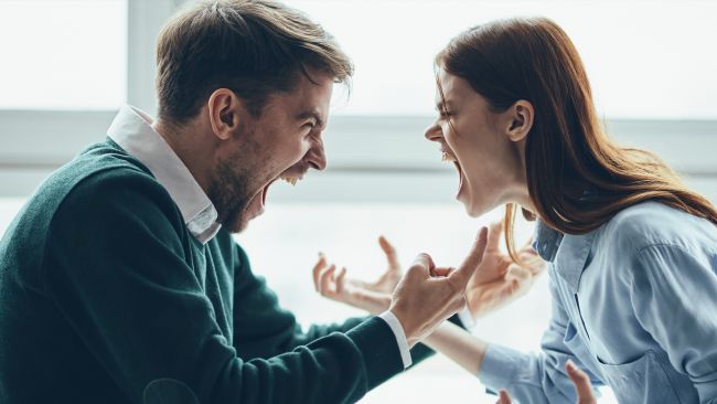 hombre-mujer-peleando 