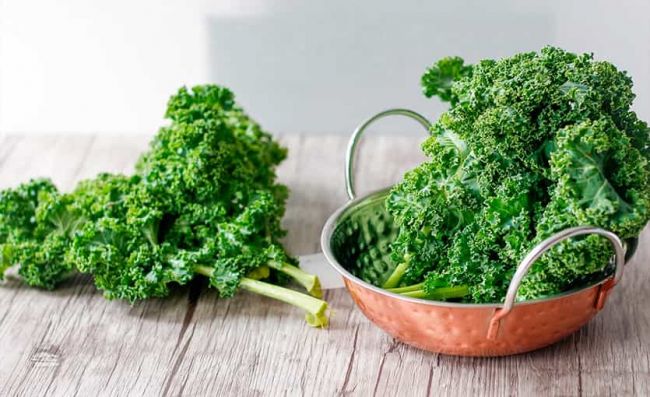 col-rizada-cruda-fresca