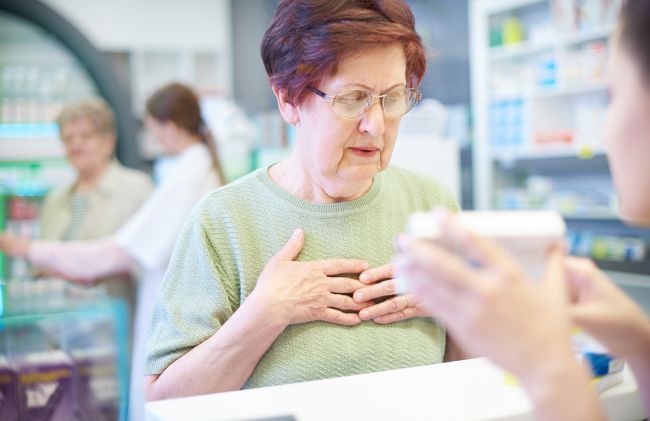 mujer-tocando-corazon