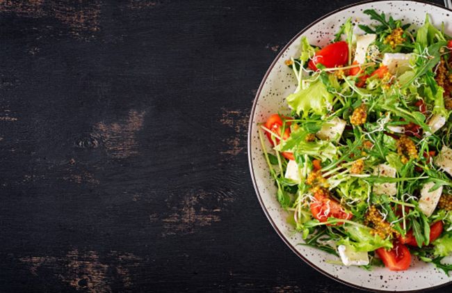ensalada-hojas-brotes-tomate