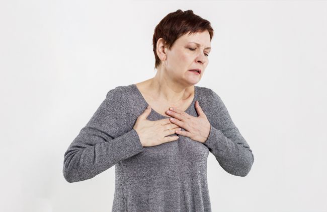mujer-dolor-pecho