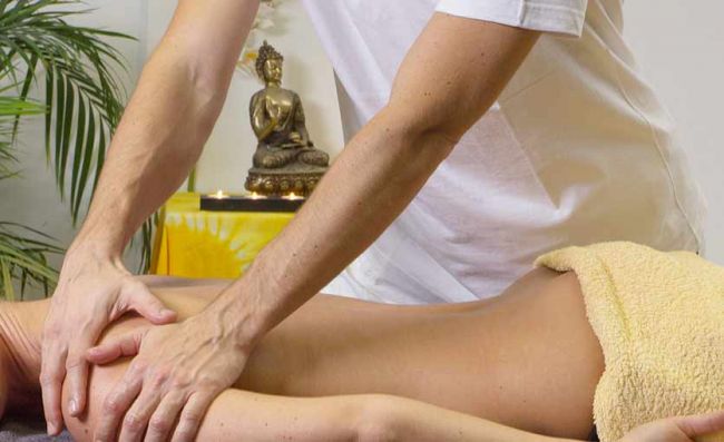 mujer-recibiendo-masaje-espalda