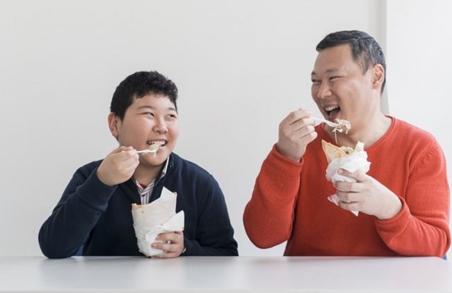 ninio-padre-comiendo