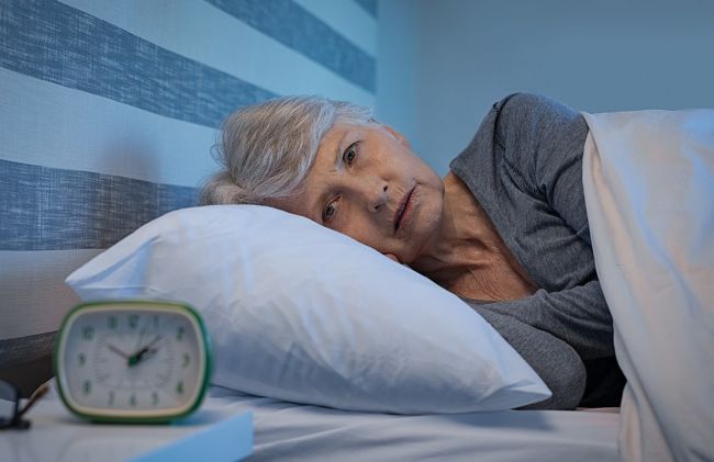 mujer-acostada-despierta