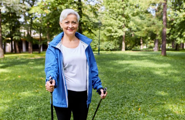 mujer-caminando-feliz