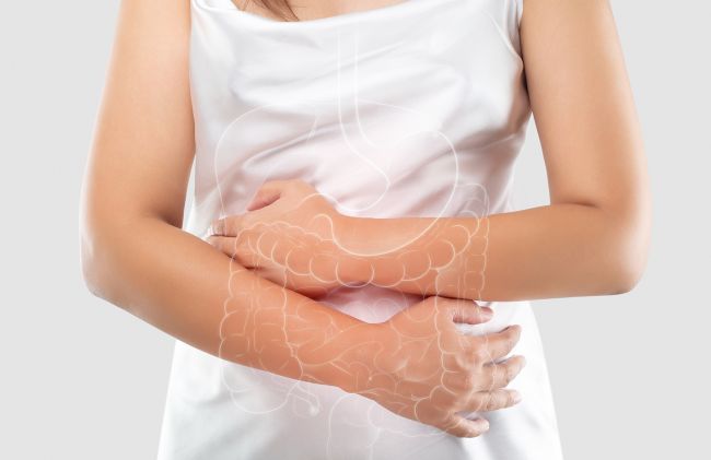 mujer-tocando-abdomen 