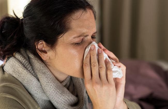 mujer-estornuda