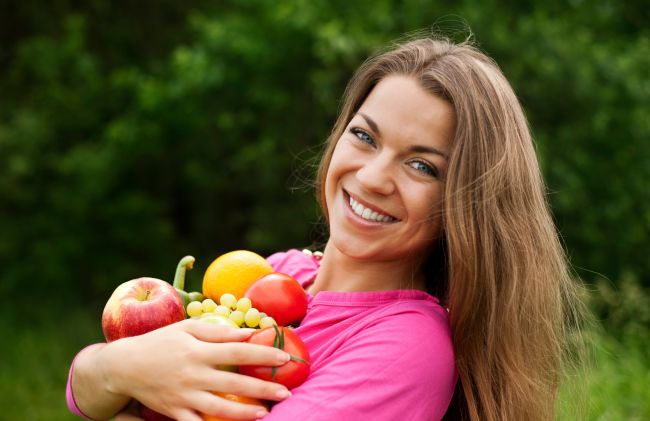 manzana-uva-naranja-mujer