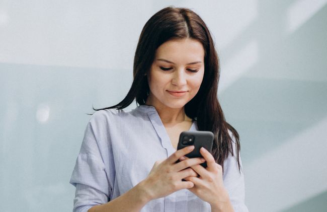 mujer-mirando-telefono