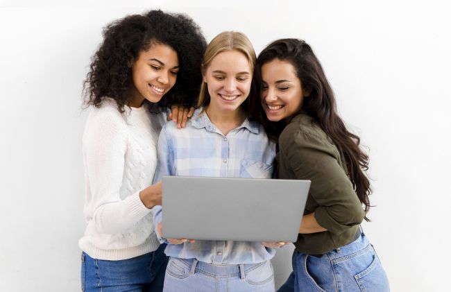 mujeres-jovenes-computadora