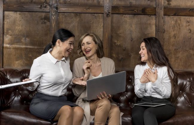 varias-mujeres-riendo