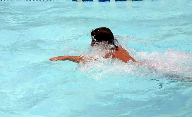 mujer-nadando-pileta