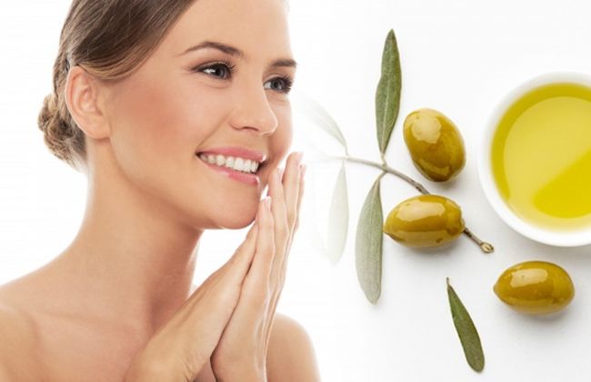 mujer-feliz-joven-aceitunas-aceite