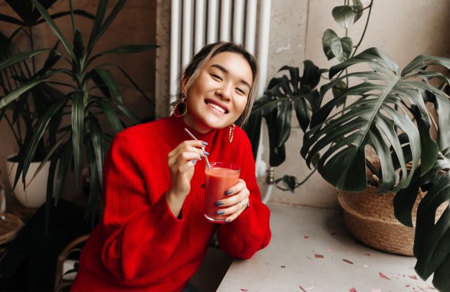 mujer-jugo-rojo