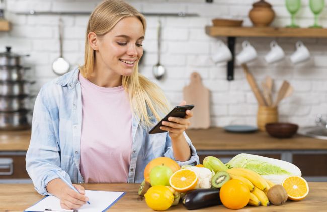 mujer-naranja-celular
