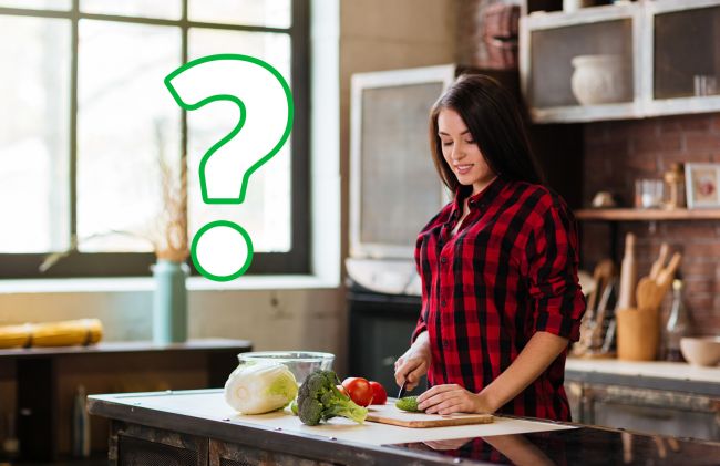 mujer-cocina-tomate-brocoli