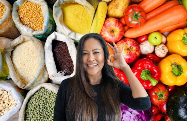 mujer-feliz-manzanas-zanahorias