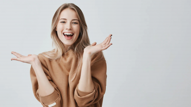 mujer -moviendo-manos