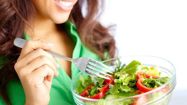 mujer-feliz-verduras-hoja-pimiento