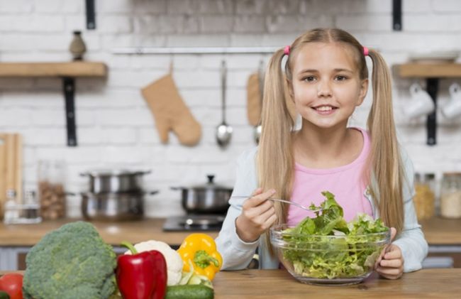 ninia-rubia-pimiento-verduras-verdes