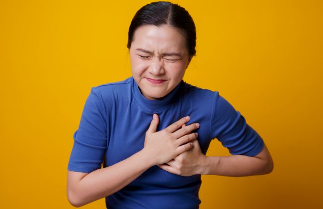 mujer-dolor-pecho