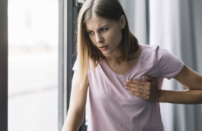 mujer-dolor-pecho
