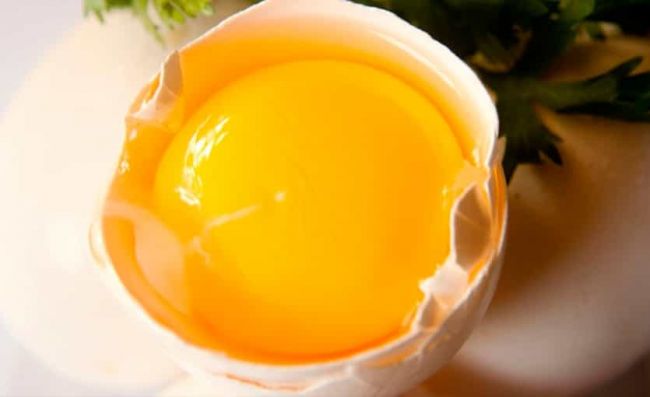 yema-huevo-cruda-dentro-cascara