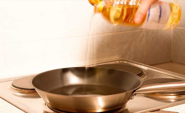 agregar-aceite-sarten-cocina