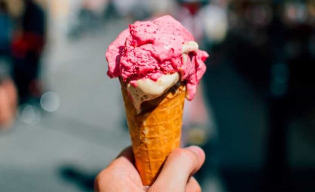 cucurucho-helado-frutilla-crema