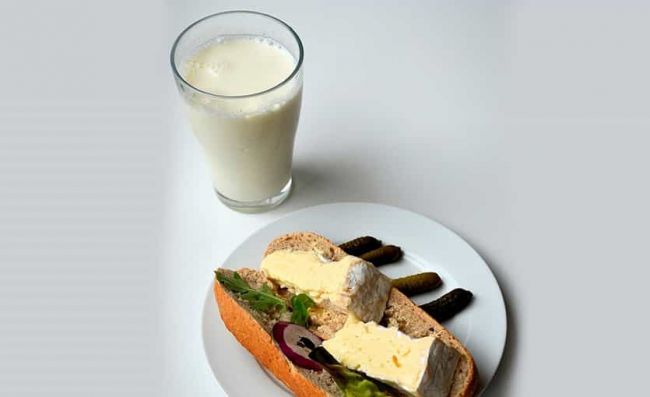 vaso-leche-sandwich-queso-vegetales