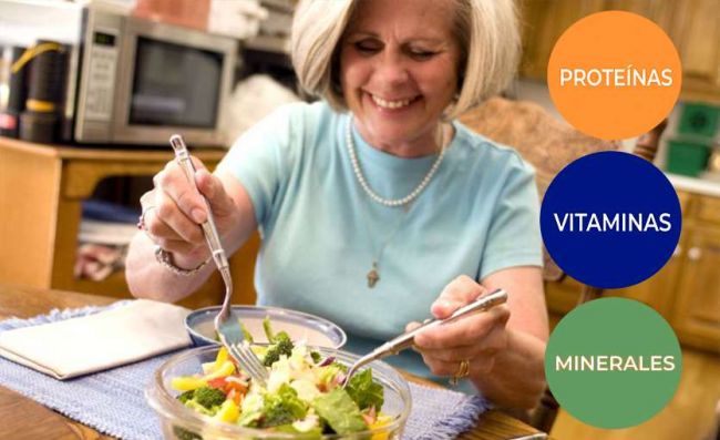 mujer-comiendo-ensalada-vegetales-verdes-naranjas-amarillos