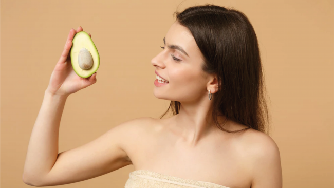 mujer-o-varon-comiendo-palta