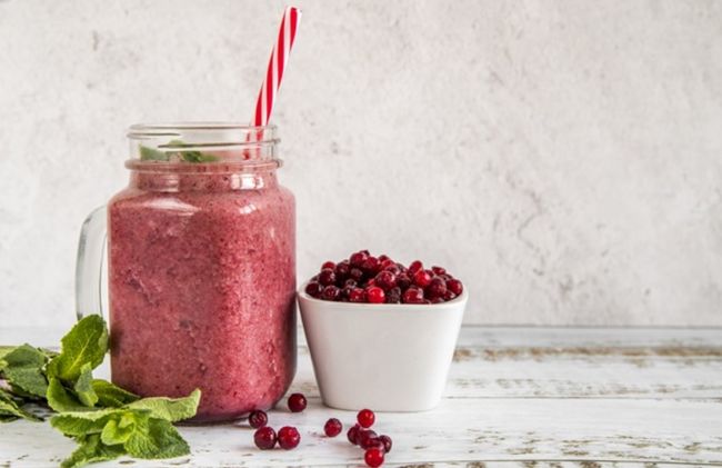 batido-rojo-fresas-hojas