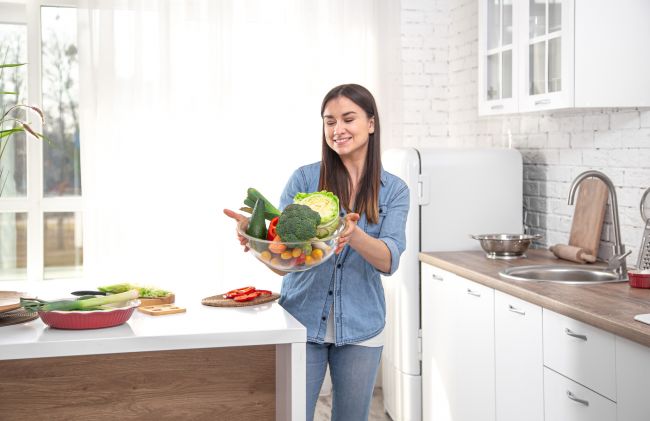 mujer-vegetales-cocina 