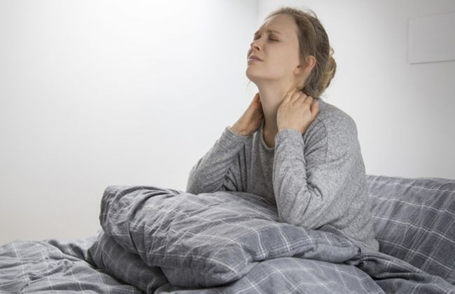 mujer-cama-dolor-cuello
