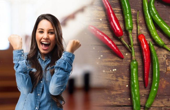 mujer-feliz-chiles-rojos-verdes