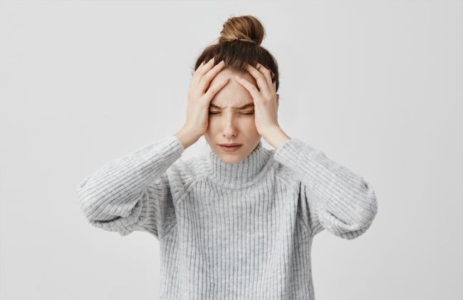 mujer-tocando-cabeza
