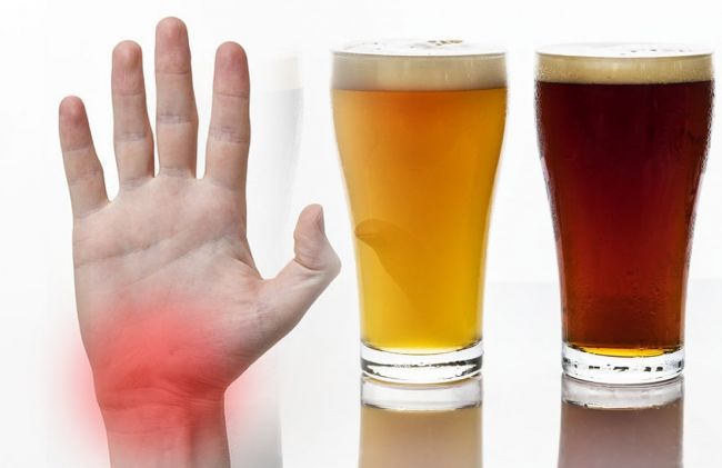 mano-inflamada-dos-vasos-cerveza