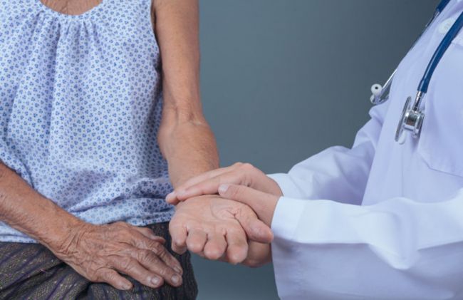 doctor-revisando-paciente