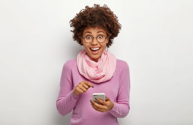 mujer-telefono-feliz