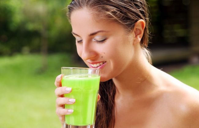 mujer-jugo-verde 