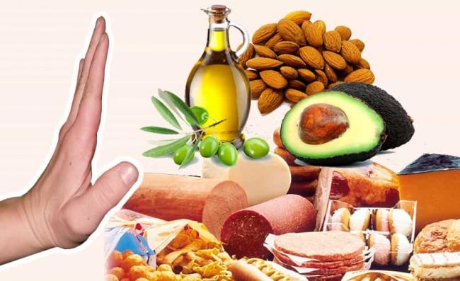 mano-alto-aceite-oliva-almendras-palta-fiambres-embutidos -comida-rapida