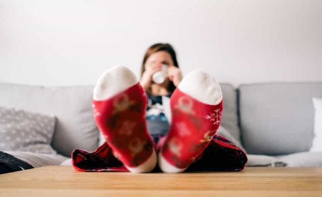 mujer-recostada-sillon-bebiendo