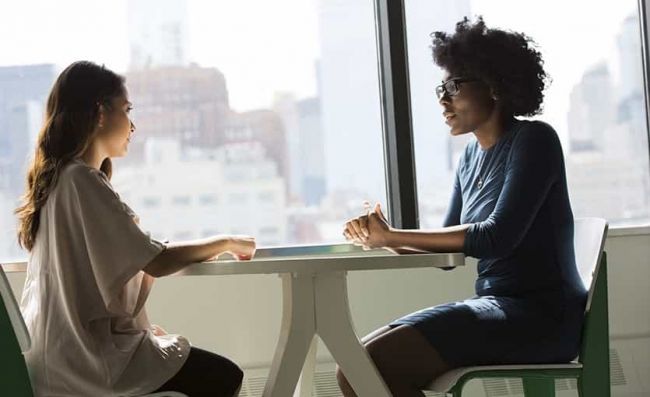 sesion-terapia-terapeuta-paciente-enfrentados