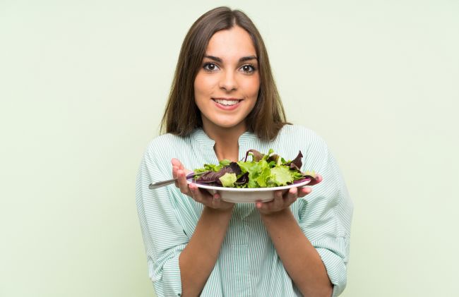 ensalada-hojas-mujer