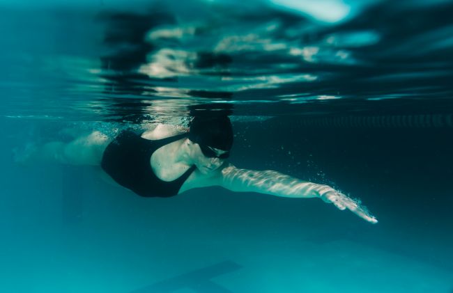 mujer-nadando