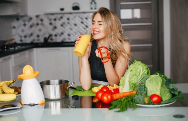 mujer-jugo-lechuga-tomates-zanahoria