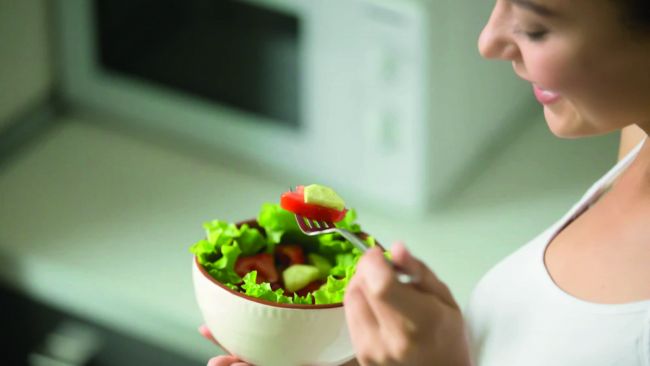 mujer-comiendo saludable