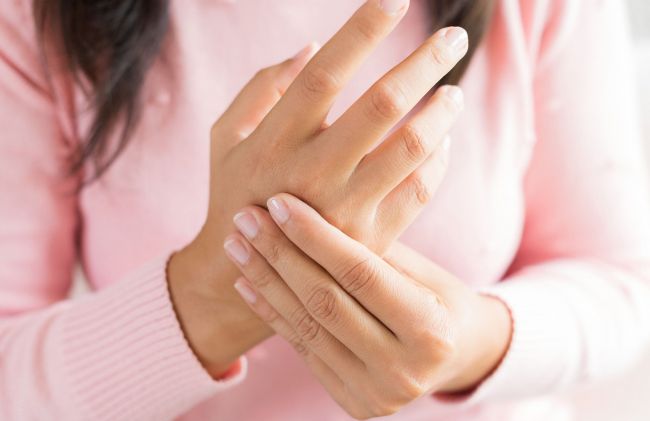 mujer-mano-inflamada 