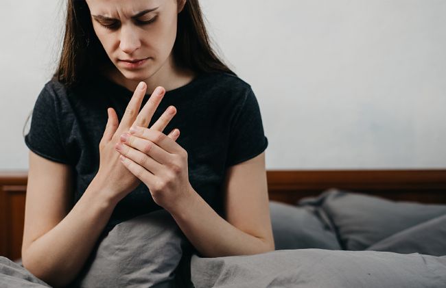 mujer-dolor-mano